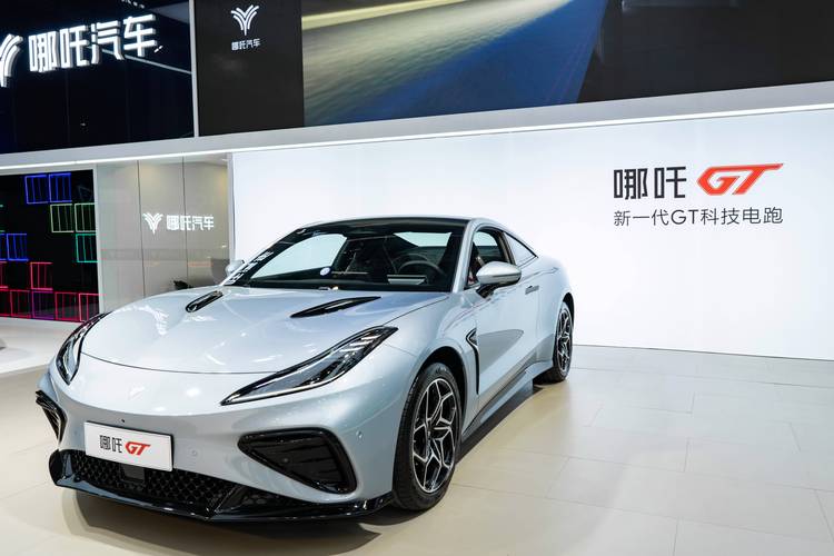 重庆89哪吒汽车在智能汽车领域的表现，领途汽车在新能源汽车市场中的影响力